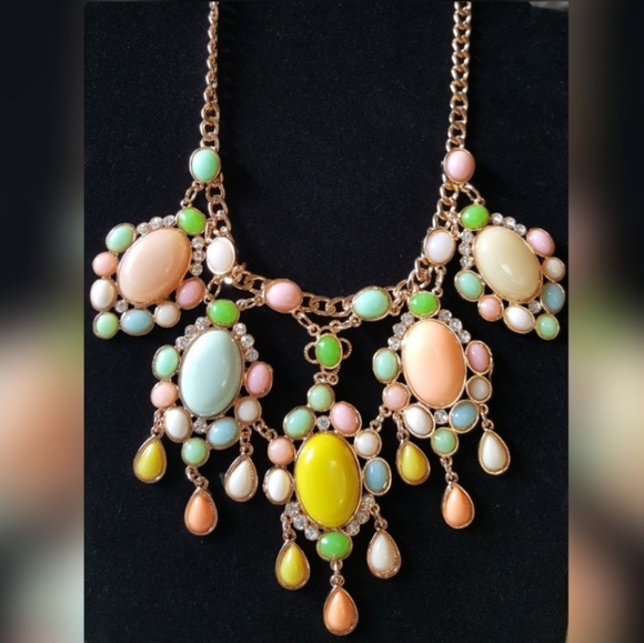 Vintage Style Statement Necklace with Earr… - Picture 3 of 5